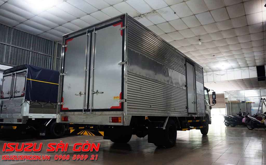 Xe Tải Isuzu 5 Tấn Thùng Kín 6